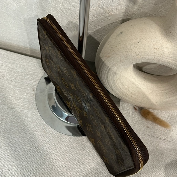 Authentic LOUIS VUITTON ESCAPADO like new with COA - Picture 6 of 15